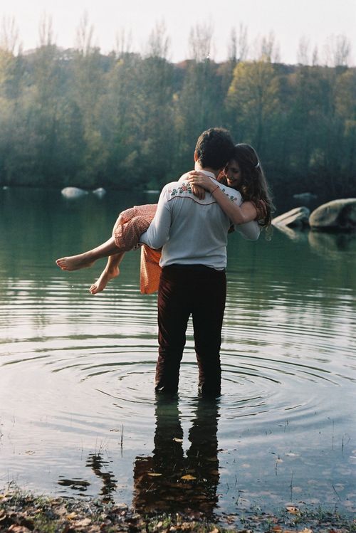 мужчина держит женщину мужчина держит женщину